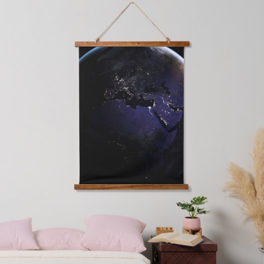 ヨーロッパの夜の街灯を示す完全な地球。 吊り下げ型タペストリー (寝室)