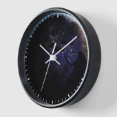 ヨーロッパの夜の街灯を示す完全な地球。 壁時計 (傾斜)