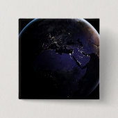 ヨーロッパの夜の街灯を示す完全な地球。 缶バッジ (正面)