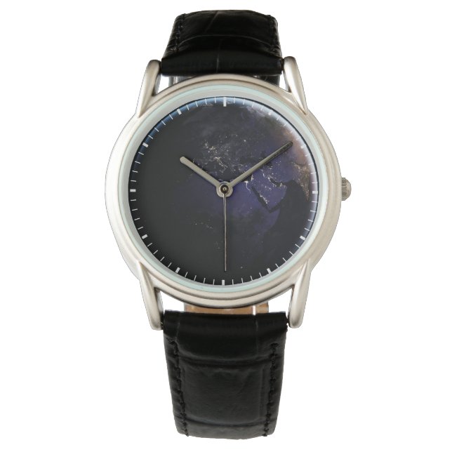 ヨーロッパの夜の街灯を示す完全な地球。 腕時計 (正面)