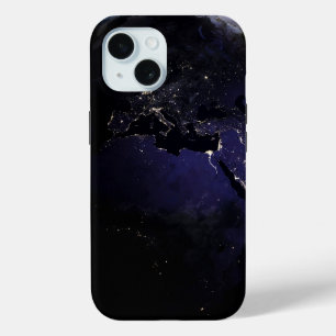 ヨーロッパの夜の街灯を示す完全な地球。 iPhone 15ケース
