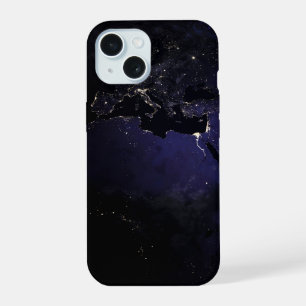 ヨーロッパの夜の街灯を示す完全な地球。 iPhone 15ケース