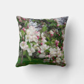 ヨーロッパの春のりんごの木の花 クッション (裏面)