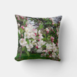 ヨーロッパの春のりんごの木の花 クッション
