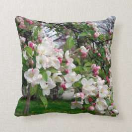 ヨーロッパの春のりんごの木の花 クッション