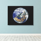 ヨーロッパを中心とした完全に照らされた地球 キャンバスプリント (インサイチュ (ウッドフロア))