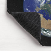 ヨーロッパを中心とした完全に照らされた地球 マウスパッド (コーナー)