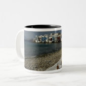 ヨーロッパギリシャミコノス海辺の景色 ツートーンマグカップ (正面左)