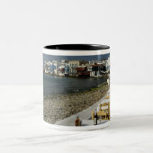 ヨーロッパギリシャミコノス海辺の景色 ツートーンマグカップ (中央)