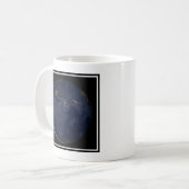 ヨーロッパ、アフリカ、中東の都市の夜の照明 コーヒーマグカップ (正面左)