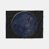 ヨーロッパ、アフリカ、中東の都市の夜の照明 フリースブランケット (正面(横))