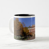 ヨーロッパ、イギリス、ロンドン。ケンジントンパレスイン ツートーンマグカップ (正面左)