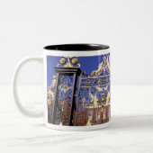 ヨーロッパ、イギリス、ロンドン。外の金箔を施した門 ツートーンマグカップ (左)