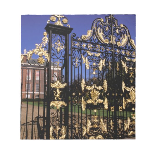 ヨーロッパ、イギリス、ロンドン。2の外側に金箔のゲート ノートパッド (正面)