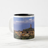 ヨーロッパ、イタリア、サンミニアト。広い下に ツートーンマグカップ (正面左)