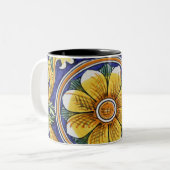 ヨーロッパ、イタリア、シチリア、タオルミーナ。伝統的 4 ツートーンマグカップ (正面左)