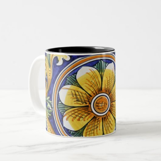 ヨーロッパ、イタリア、シチリア、タオルミーナ。伝統的 4 ツートーンマグカップ (正面左)