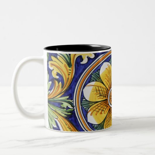 ヨーロッパ、イタリア、シチリア、タオルミーナ。伝統的 4 ツートーンマグカップ (左)