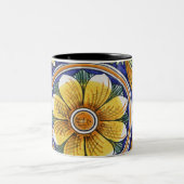 ヨーロッパ、イタリア、シチリア、タオルミーナ。伝統的 4 ツートーンマグカップ (中央)