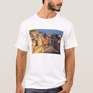 ヨーロッパ,イタリア,チンクエ・テッレ。ヴェルナッツァの村 Tシャツ