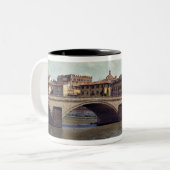 ヨーロッパ、イタリア、フィレンツェ。アーノ川が流れる ツートーンマグカップ (正面左)