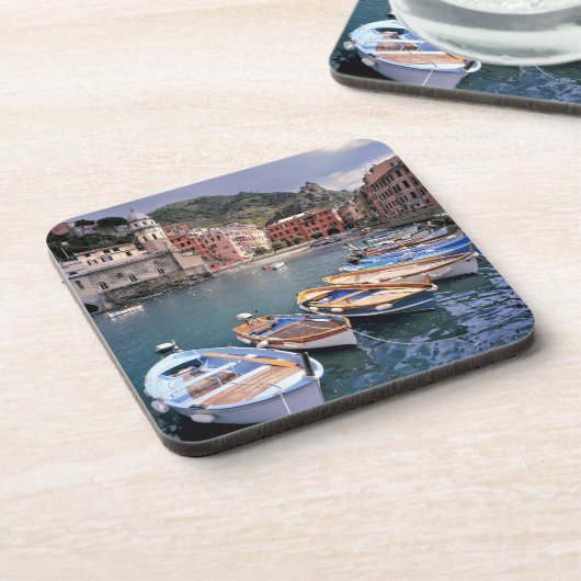 ヨーロッパ、イタリア、ベルナッツァ。明る色彩の鮮やかい船 コースター (左側)