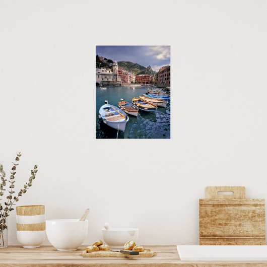 ヨーロッパ、イタリア、ヴェルナッツァ。明るい色彩の鮮やかボート ポスター (キッチン)