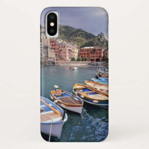 ヨーロッパ, イタリア, ヴェルナッツァ。色とりどりのボート iPhone X ケース