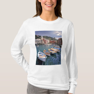 ヨーロッパ, イタリア, ヴェルナッツァ。色とりどりの船 Tシャツ