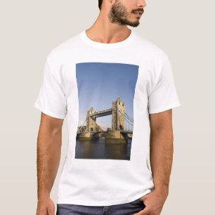 ヨーロッパ,イングランド,ロンドン: タワーブリッジ / 夜遅く Tシャツ