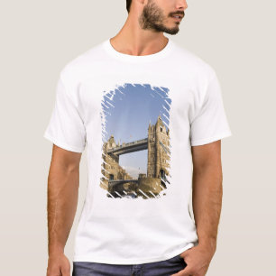 ヨーロッパ,イングランド,ロンドン: タワー・ブリッジ / 夜遅く Tシャツ