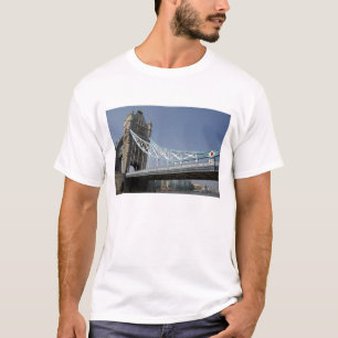 ヨーロッパ, イングランド, ロンドン。テムズ川にかかるタワー・ブリッジ Tシャツ