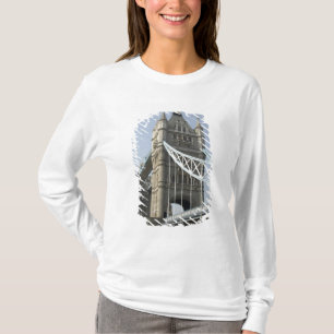 ヨーロッパ, イングランド, ロンドン。テムズ川にかかるタワー・ブリッジ Tシャツ