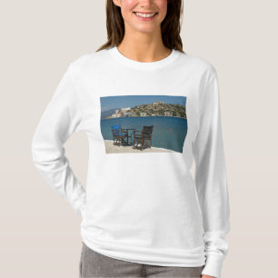 ヨーロッパ、ギリシャ、カステロリゾ島：縁に置かれた椅子 Tシャツ