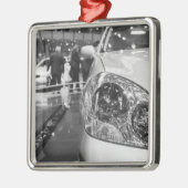 ヨーロッパ、スイス、ジュネーブ。ジュネーブ·モーター·ショー2 メタルオーナメント (左)