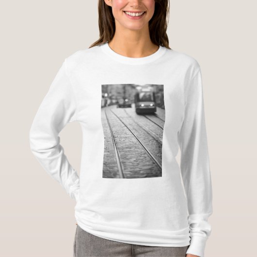 ヨーロッパ、スイス、ベルン。路面電車の線路、 Tシャツ (正面)