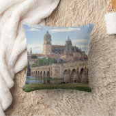 ヨーロッパ、スペイン、サラマンカ。ローマの橋 クッション (ブランケット)