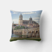 ヨーロッパ、スペイン、サラマンカ。ローマの橋 クッション (裏面)