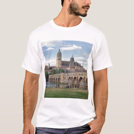 ヨーロッパ, スペイン, サラマンカ。ローマ時代の橋 Tシャツ (正面)