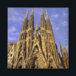 ヨーロッパ、スペイン、バルセロナ、サグラダファミリア マグネット<br><div class="desc">著作権Walter Bikow / DanitaDelimont.com | EU27 WBI0000.jpg |ヨーロッパ、スペイン、バルセロナ、サグラダ・ファミリア大聖堂(アントニ・ガウディ)、朝、東側</div>