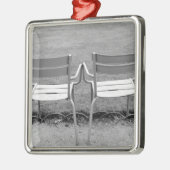 ヨーロッパ、フランス、パリ。ジャルダンデュ2チェア メタルオーナメント (左)