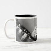 ヨーロッパ、フランス、パリ。スピニングアーク·ド·トリオンフ ツートーンマグカップ (左)