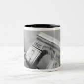 ヨーロッパ、フランス、パリ。スピニングアーク·ド·トリオンフ ツートーンマグカップ (中央)