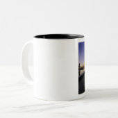 ヨーロッパ、フランス、パリ。ルルーブルとガラス ツートーンマグカップ (正面左)