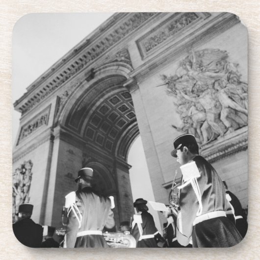 ヨーロッパ、フランス、パリ。軍隊式 コースター (正面)