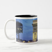 ヨーロッパ、フランス、パリ。Arc de Triompheを表示 ツートーンマグカップ (左)