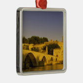 ヨーロッパ、フランス、プロヴァンス、アヴィニョンポントSt、2 メタルオーナメント (右)
