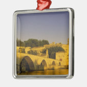 ヨーロッパ、フランス、プロヴァンス、アヴィニョンポントSt、2 メタルオーナメント (左)