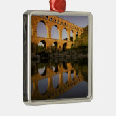 ヨーロッパ、フランス、プロヴァンス、ガード。ポン·デュ·ガール。 メタルオーナメント (右)