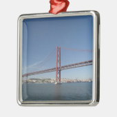 ヨーロッパ、ポルトガル、リスボン、リスボア)。 ポンテ メタルオーナメント (左)